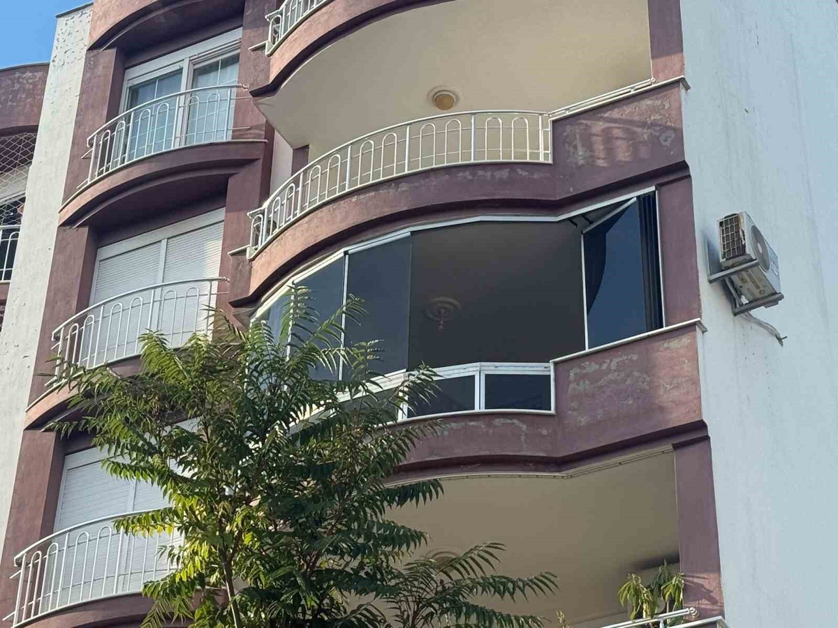 Antalya Serik\'te balkondaki yangında kanepe yandı, alevler daireye sıçramadı