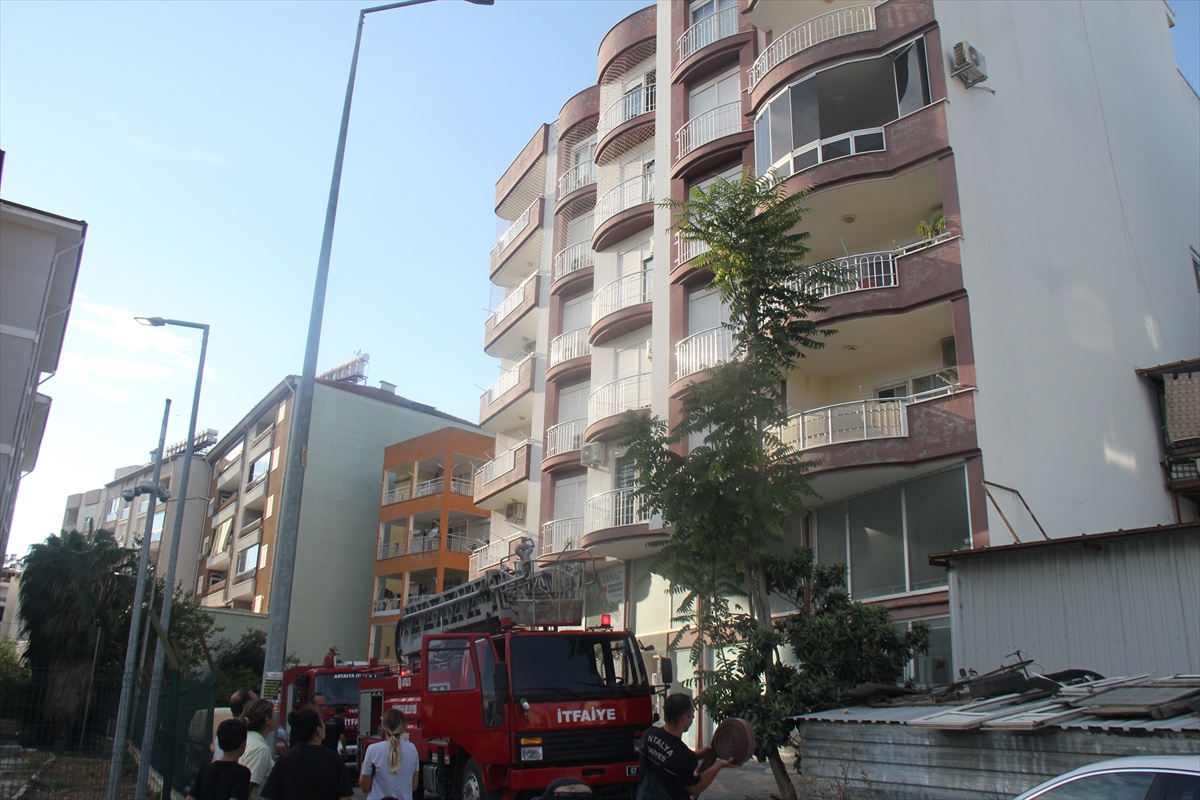 Antalya Serik\'te apartmanın 3. katındaki yangın söndürüldü, daire hasar gördü