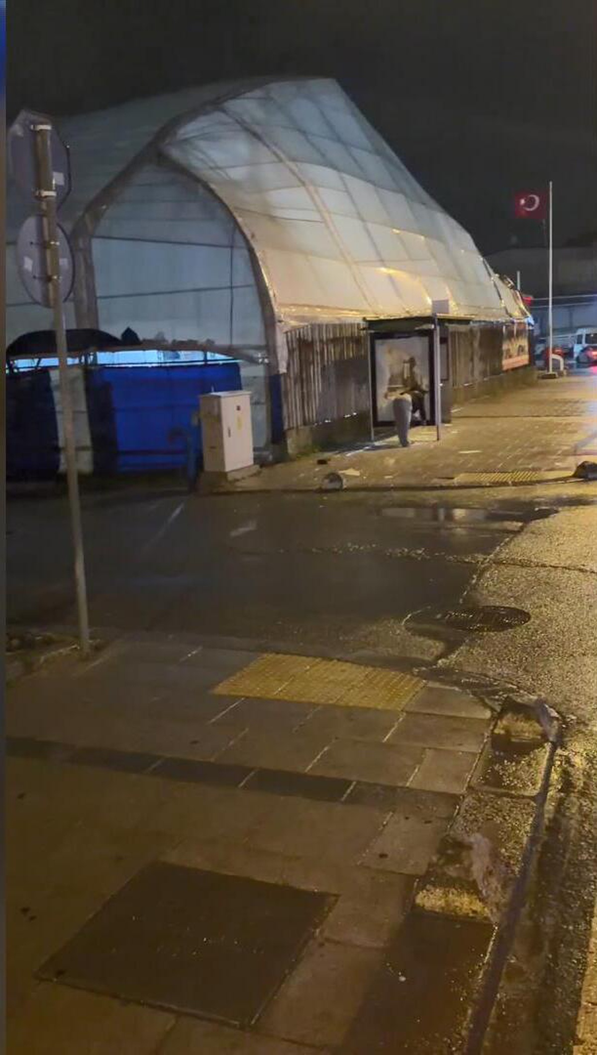 Arnavutköy\'de İETT durağı camını kaldırım taşıyla kıran kadın çevredekilere küfretti