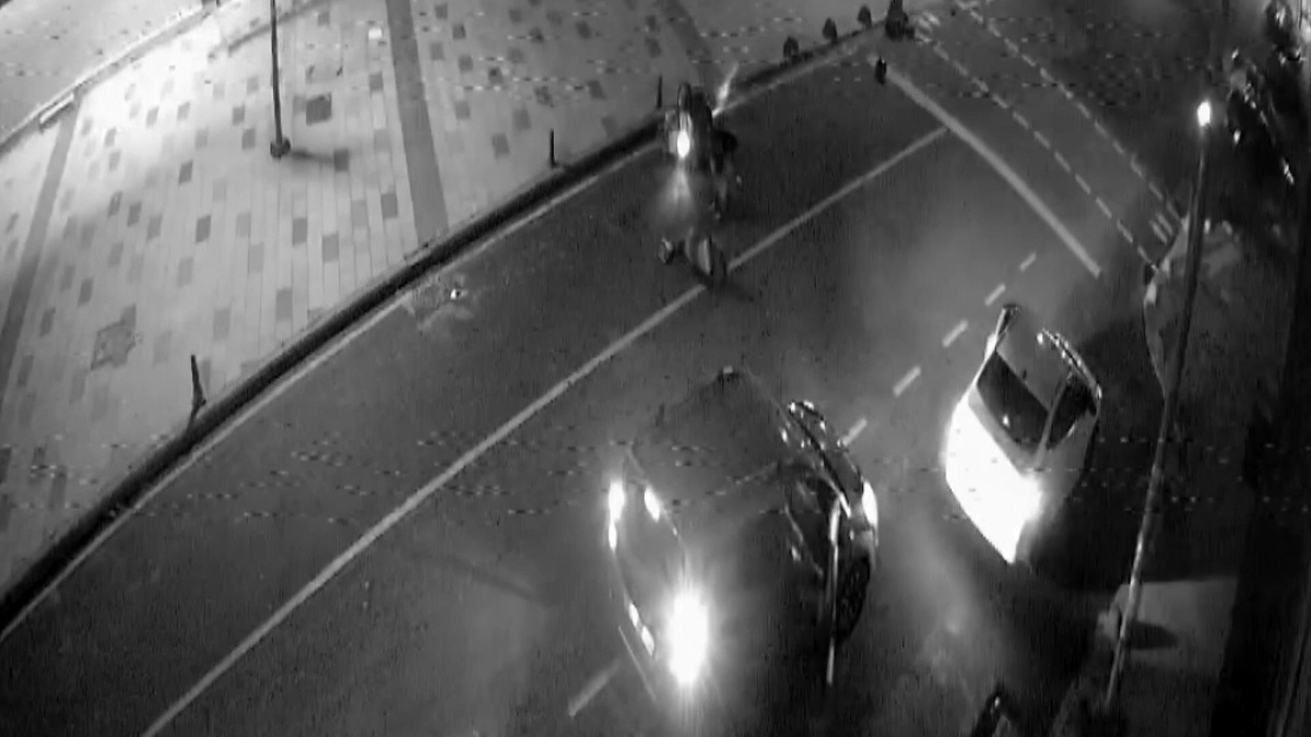 Arnavutköy\'de motosikletle çarpışan hafif ticari araç kazasında 2 kişi yaralandı