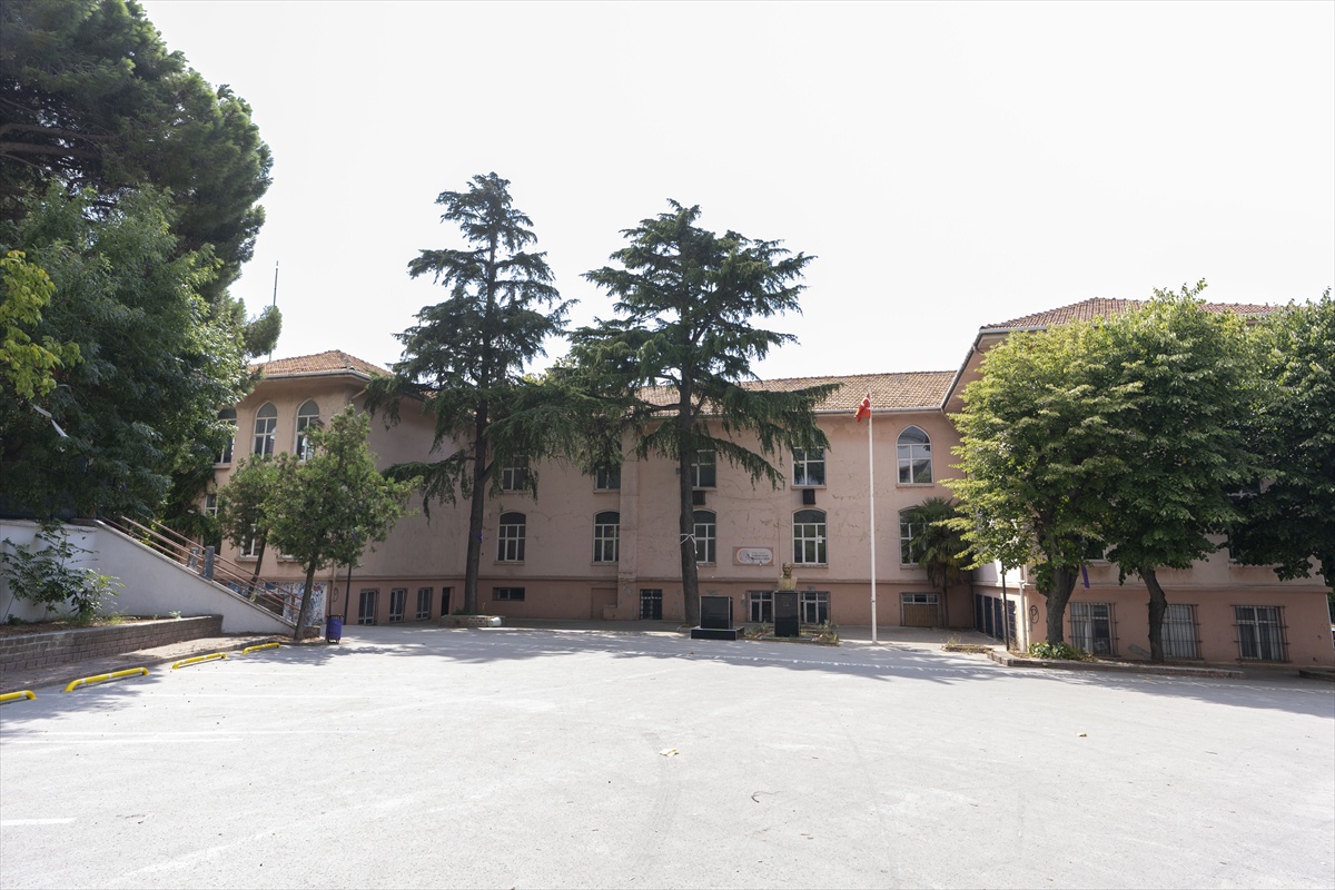 ASIRLIK MEKTEPLER - Üsküdar\'ın 179 yıllık eğitim çınarı: Burhan Felek Anadolu Lisesi