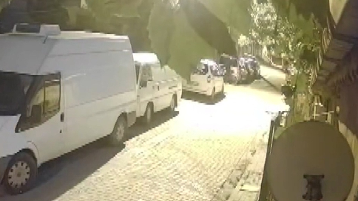 Avcılar\'da motosiklet çalındı, servis minibüsünden 4 jant kapağı söküldü