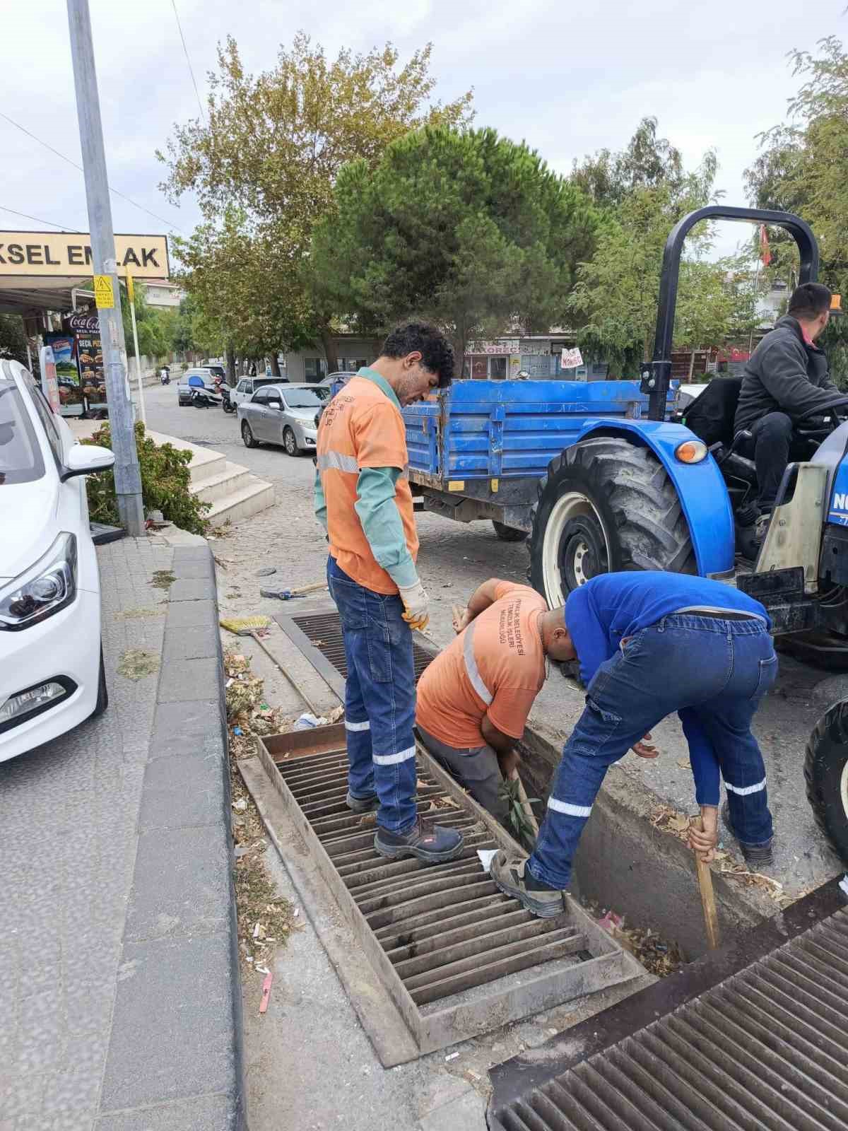 Ayvalık Belediyesi kış öncesi yağmur suyu kanallarını 7 gün 24 saat temizliyor