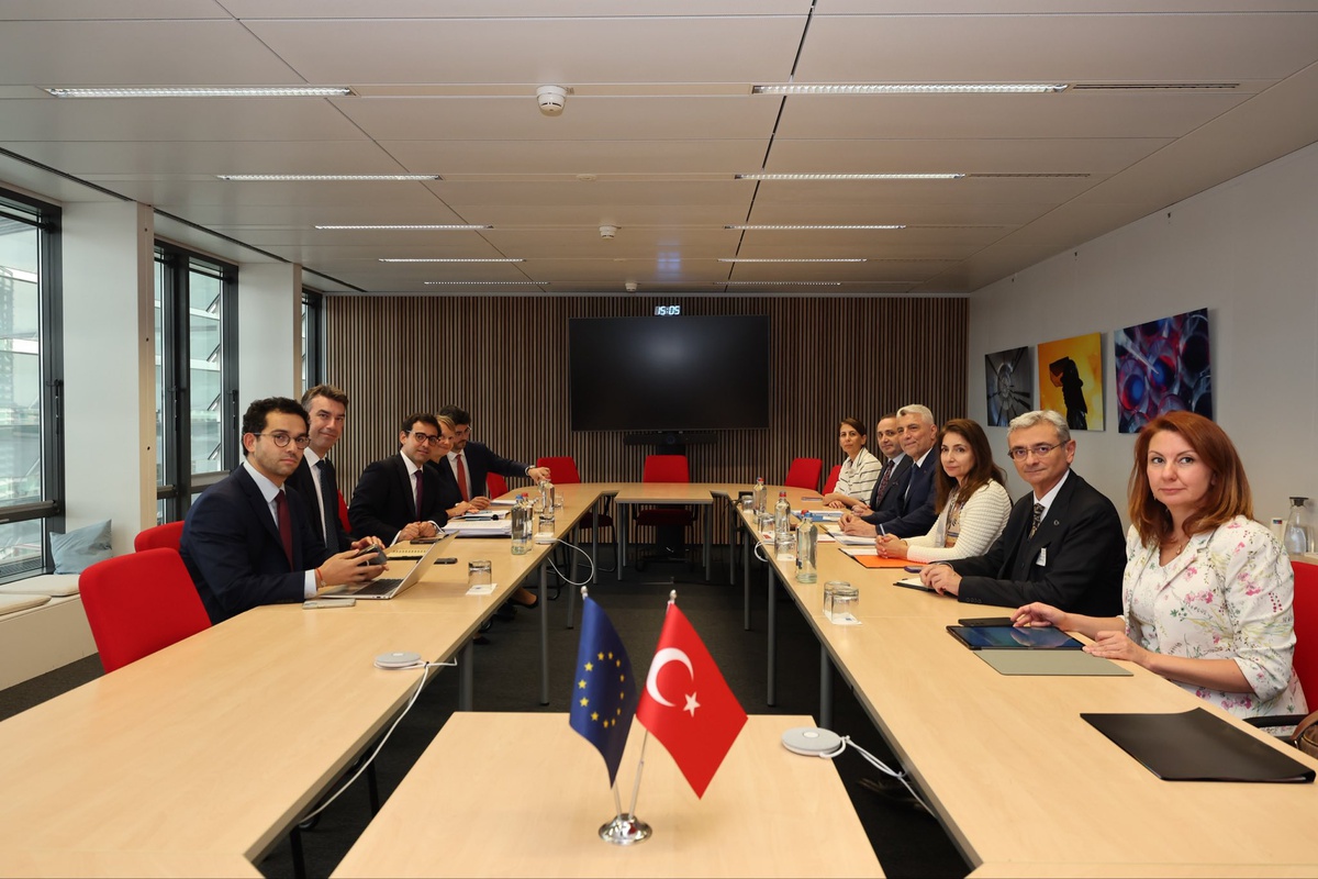 Bakan Bolat, Sejourne\'e Sanayi Hızlandırma Yasası Taslağı\'na dair görüşleri aktardı