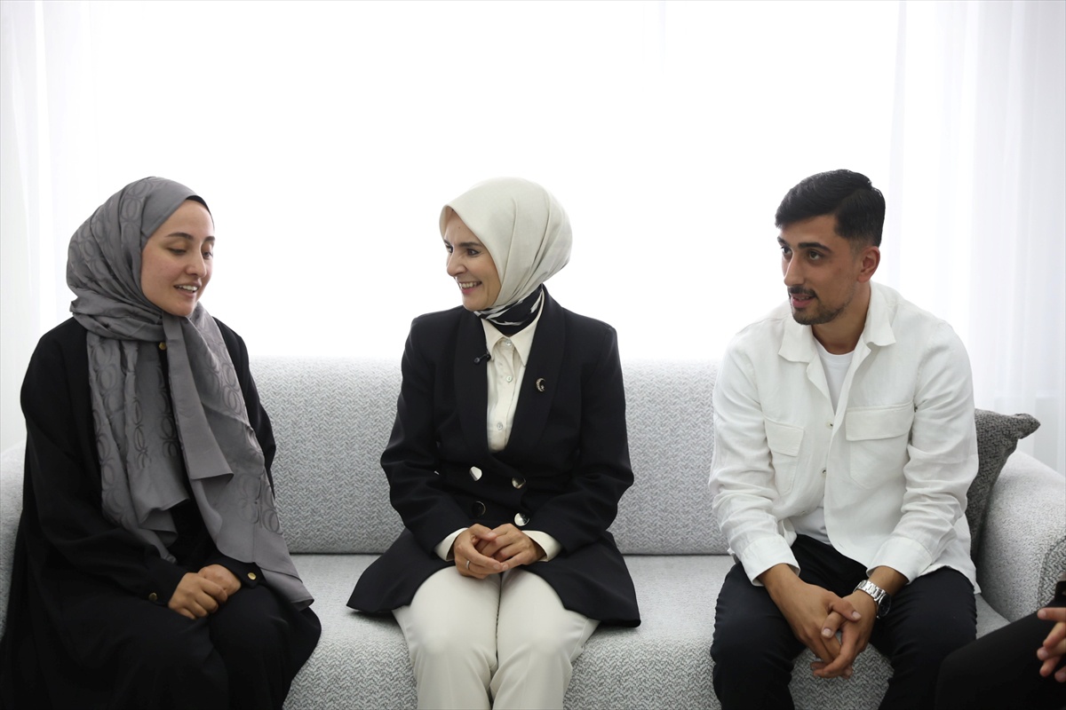 Bakan Göktaş, evlilik kredisinden yararlanan yeni evli çiftin ilk misafiri oldu