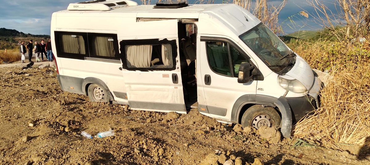 Savaştepe\'de işçi servisi şarampole yuvarlandı, 13 işçi yaralandı, sürücü gözaltında