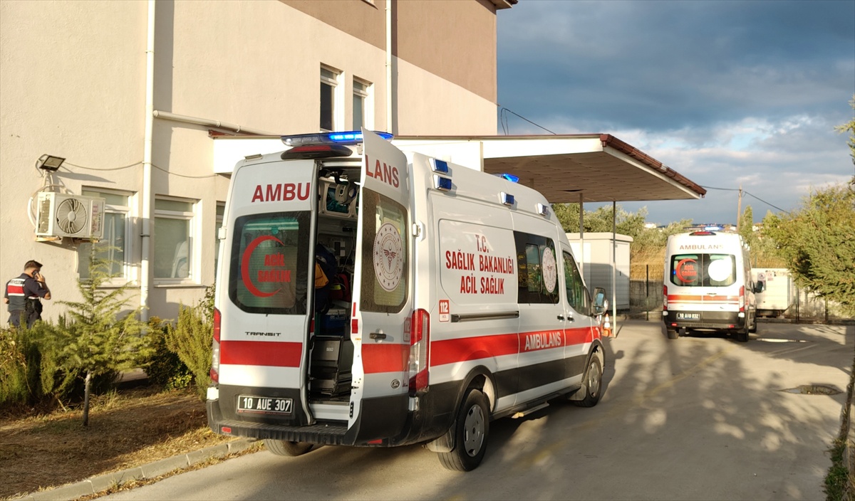 Balıkesir Savaştepe\'de toprak yığınına çarpan işçi servisinde 13 kişi yaralandı