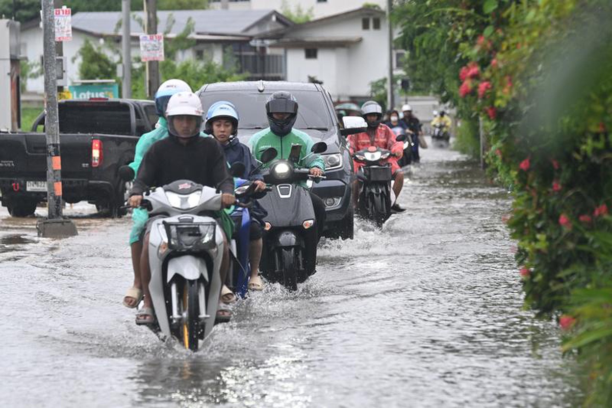 Bangkok\'ta taşkın suları çekilirken selden 700 bin kişi etkilendi