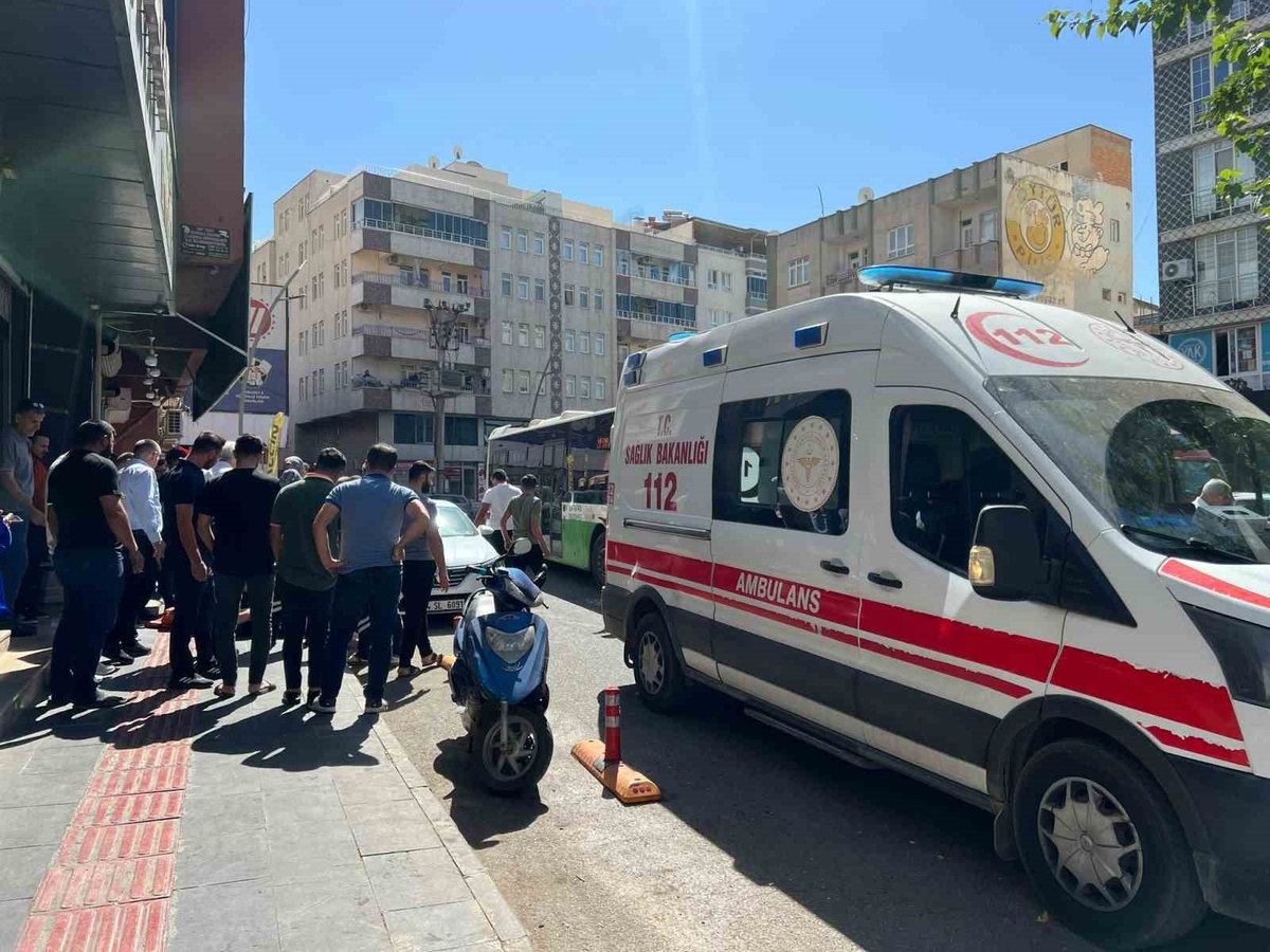 Batman\'da açılan araç kapısı yüzünden motosikletle otobüs çarpıştı, 1 kişi yaralandı