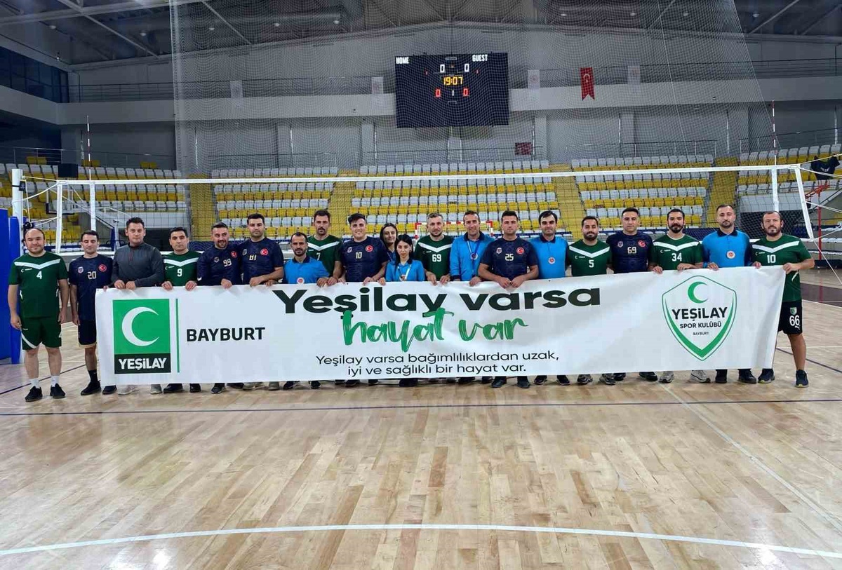 Bayburt'ta 29 Ekim voleybol turnuvasında Yeşilay Bayburt Şubesi stant a&ccedil;tı