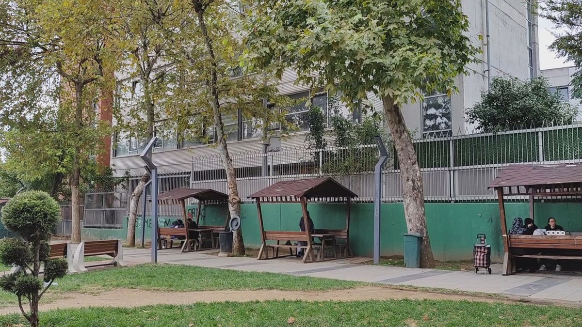 Bayrampaşa\'da okul çevresi denetiminde kaçan 2 kişi yakalandı: Tabancayı 12 yaşındaki çocuklara saklatmak istemişler