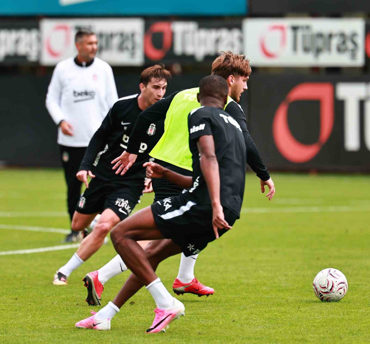 Beşiktaş, Kocaelispor maçı hazırlıklarına BJK Nevzat Demir Tesisleri\'nde başladı