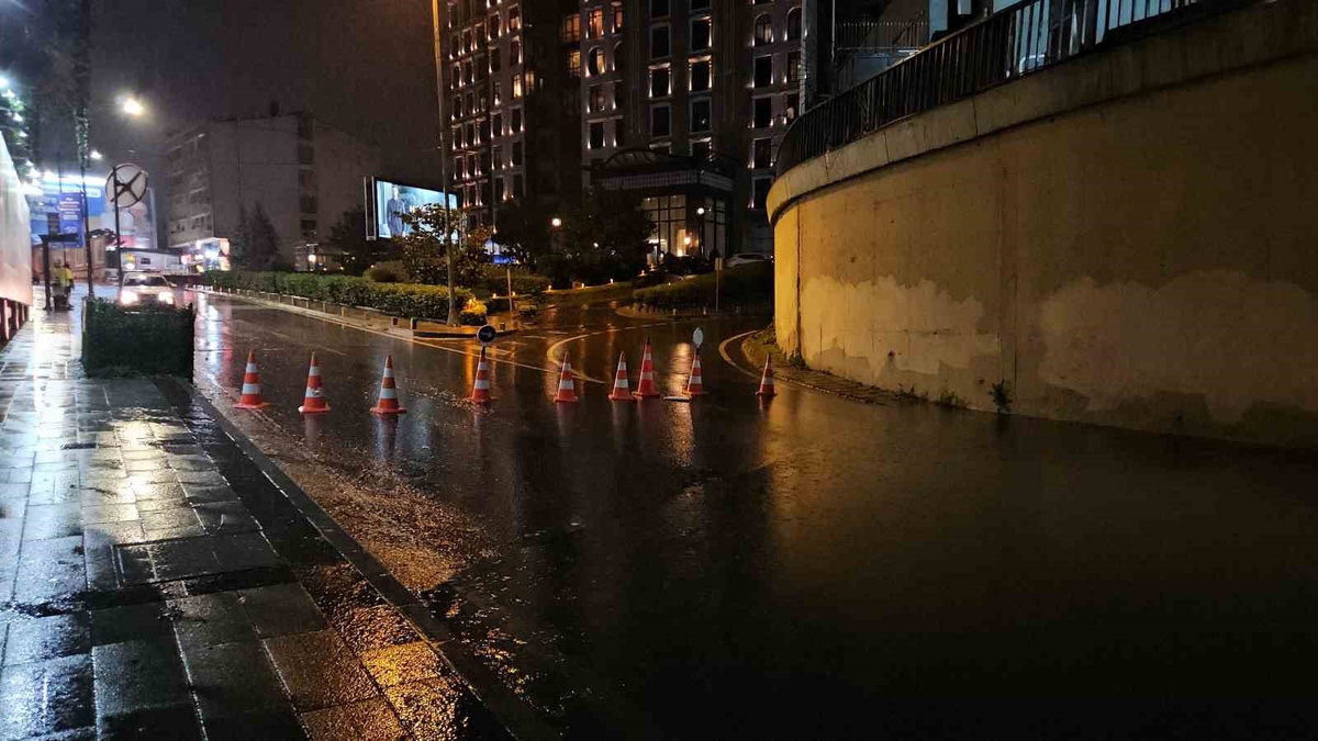 İstanbul Beyoğlu\'nda bastıran sağanak Zincirlikuyu alt geçidini su altında bıraktı