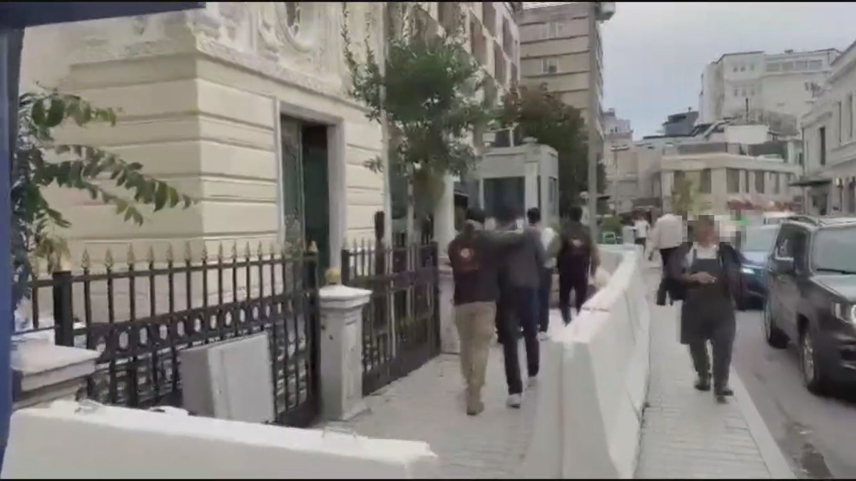 Turistlere tramvay istasyonunda hanutçuluk yapan 2 şüpheli gözaltına alındı
