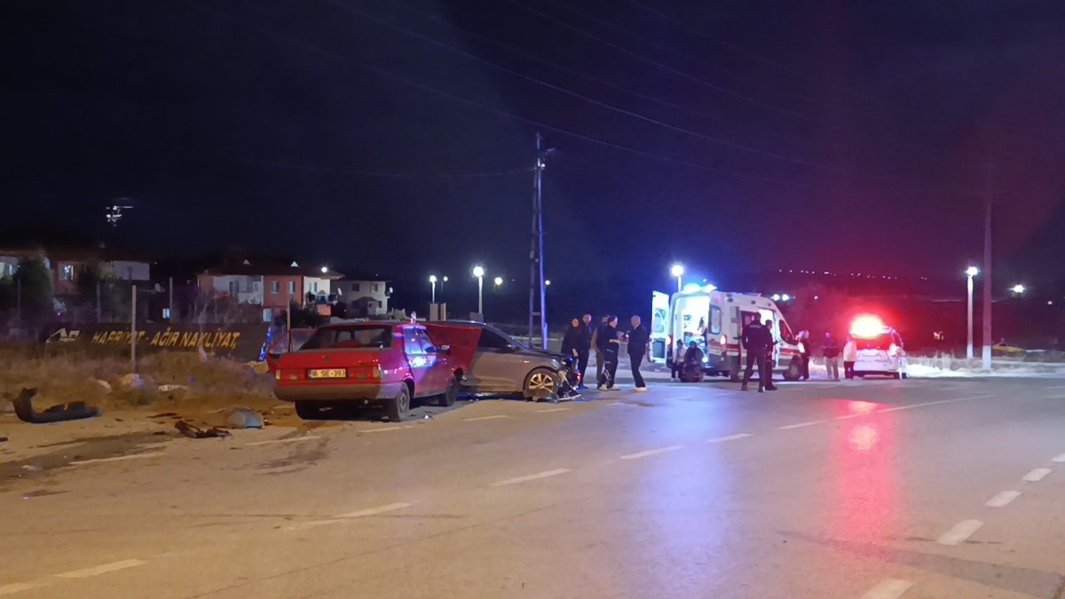 Bilecik Pazaryeri\'nde kontrolsüz çıkan otomobil çarpıştı, 3 kişi yaralandı