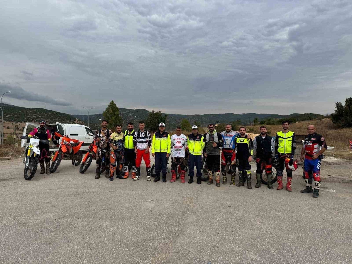 Bilecik\'te jandarma, 12 motosiklet sürücüsüne kask ve trafik kurallarını anlattı