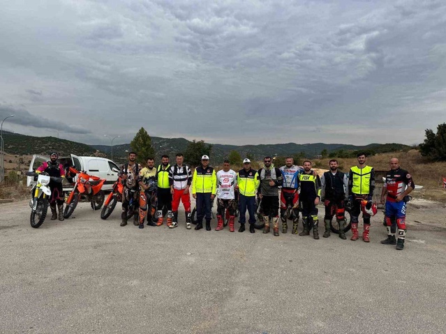 Bilecik'te jandarma, 12 motosiklet sürücüsüne kask ve trafik kurallarını anlattı