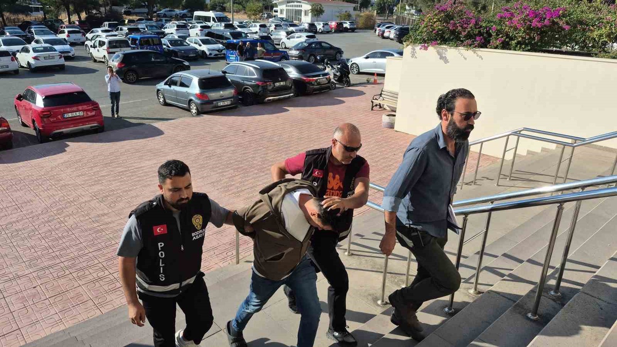Bodrum\'da 3 bıçak darbesiyle arkadaşını öldürdüğü iddia edilen F.D. adliyeye sevk edildi