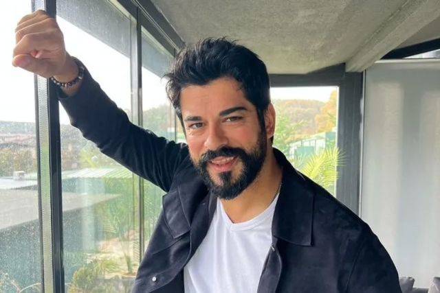 Burak Özçivit’ten aile pozu! Fahriye Evcen ve çocuklarıyla objektif karşısında