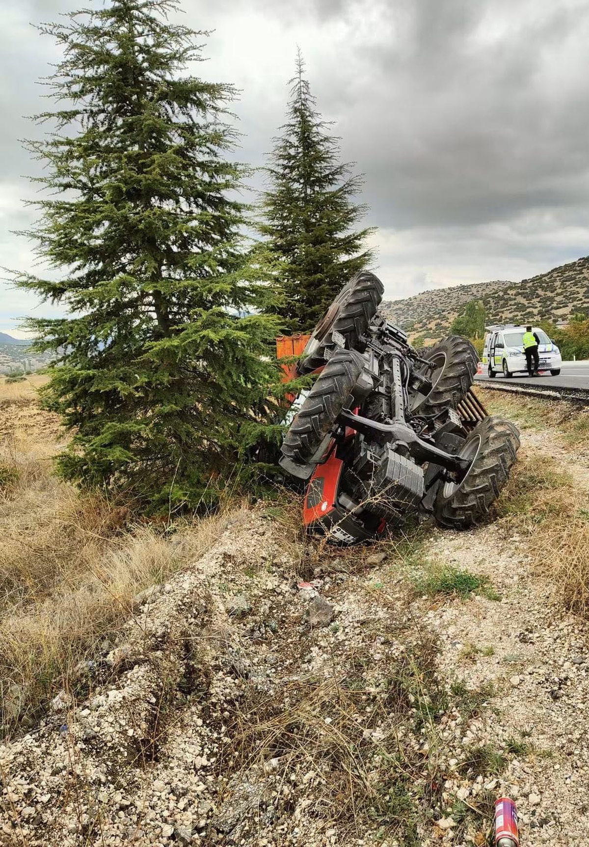 Burdur Çavdır\'da traktör şarampole devrildi, yaralı sürücü hastaneye kaldırıldı