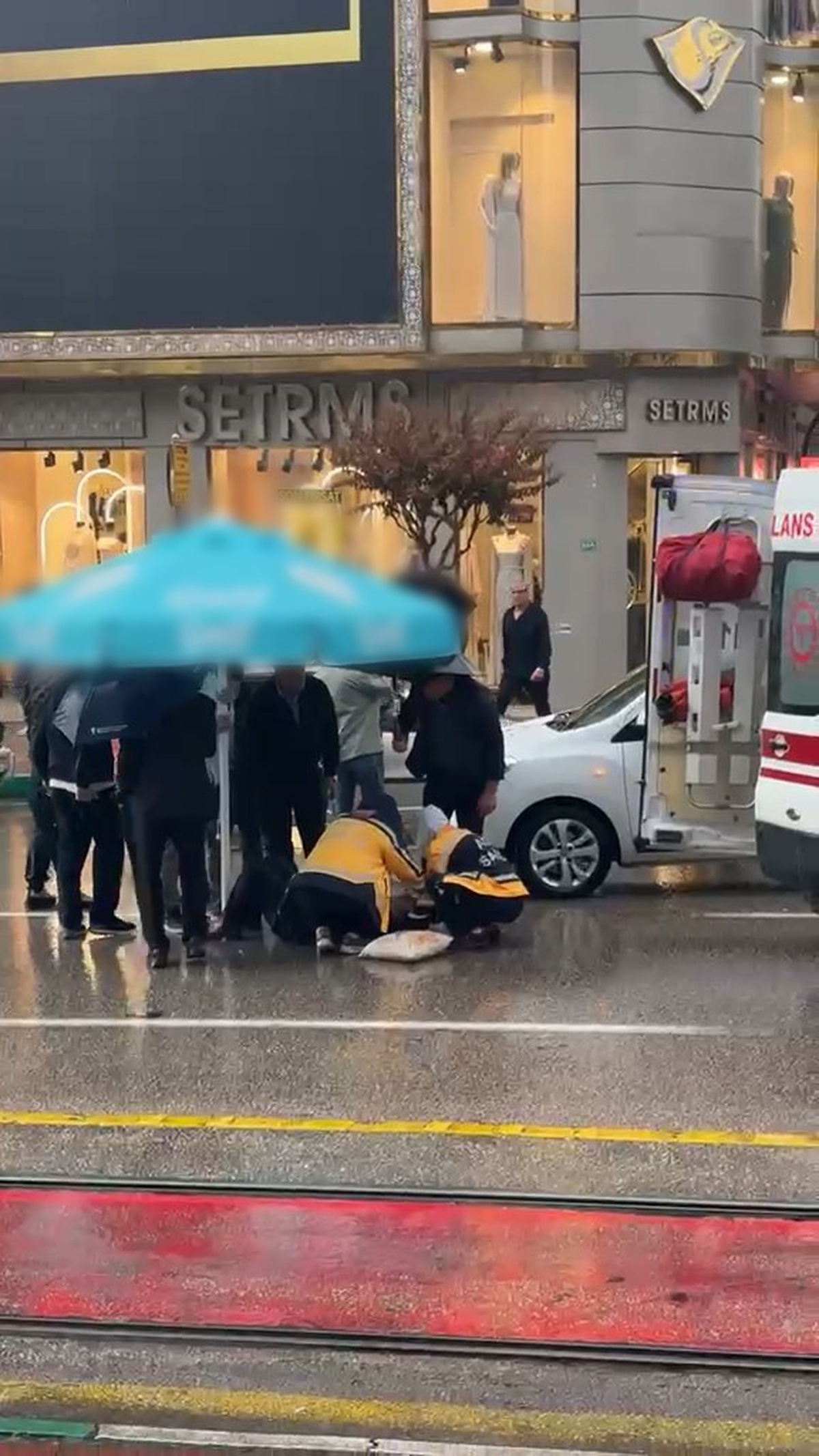 Bursa Osmangazi\'de otomobil yayaya çarptı, sürücü kaçtı; yaralı şemsiyelerle korundu