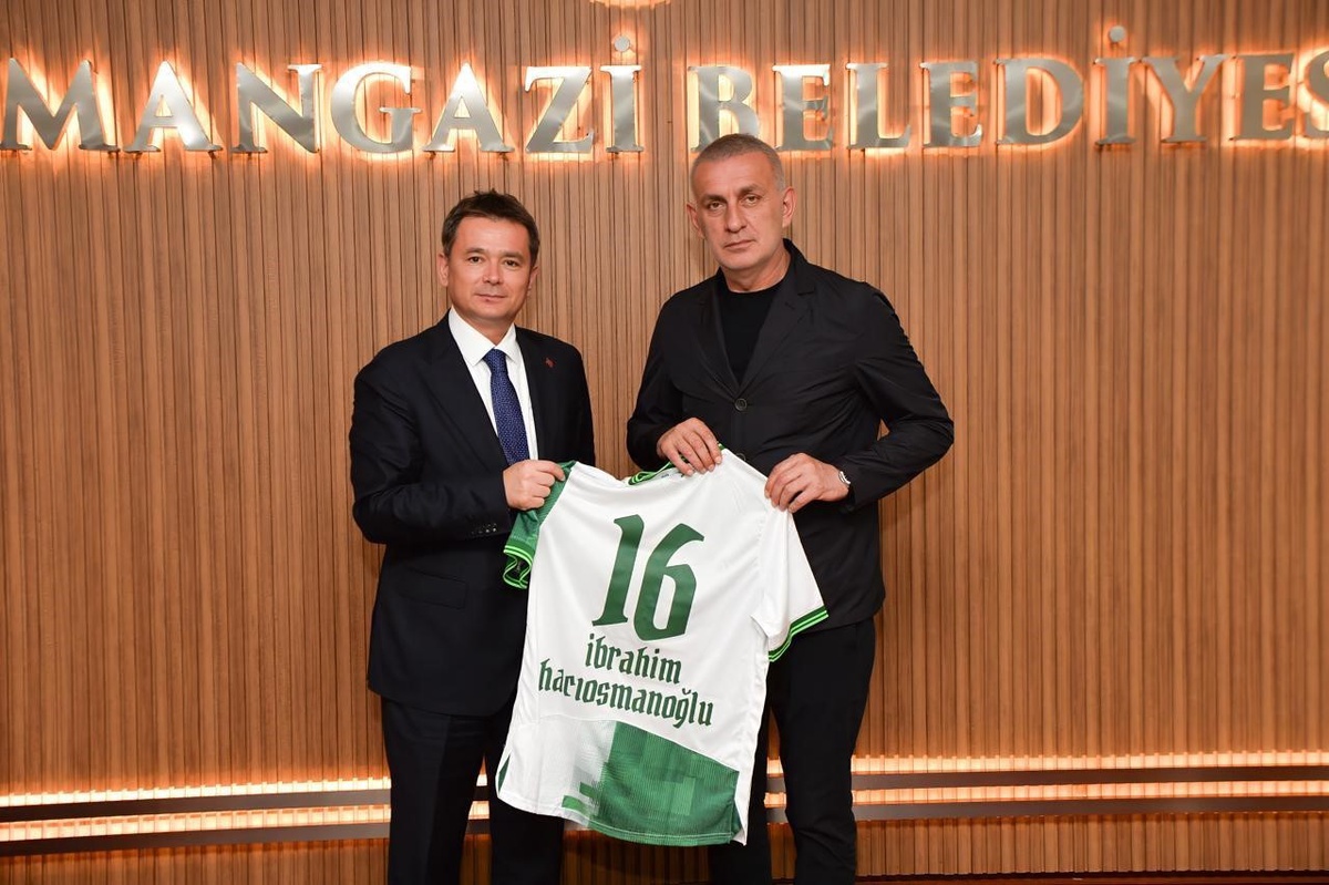 Bursa'da TFF Başkanı Hacıosmanoğlu'na 16 numaralı Bursaspor forması hediye edildi
