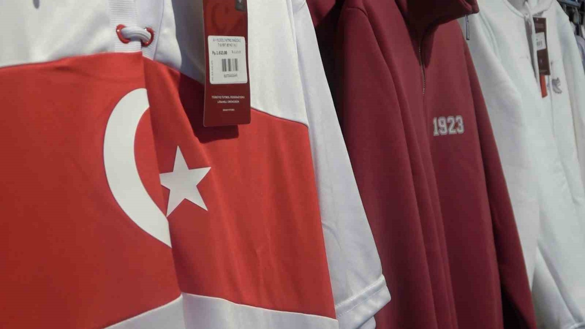 Bursa\'da Türkiye-İtalya maçı öncesi Bursastore\'da milli forma talebi arttı