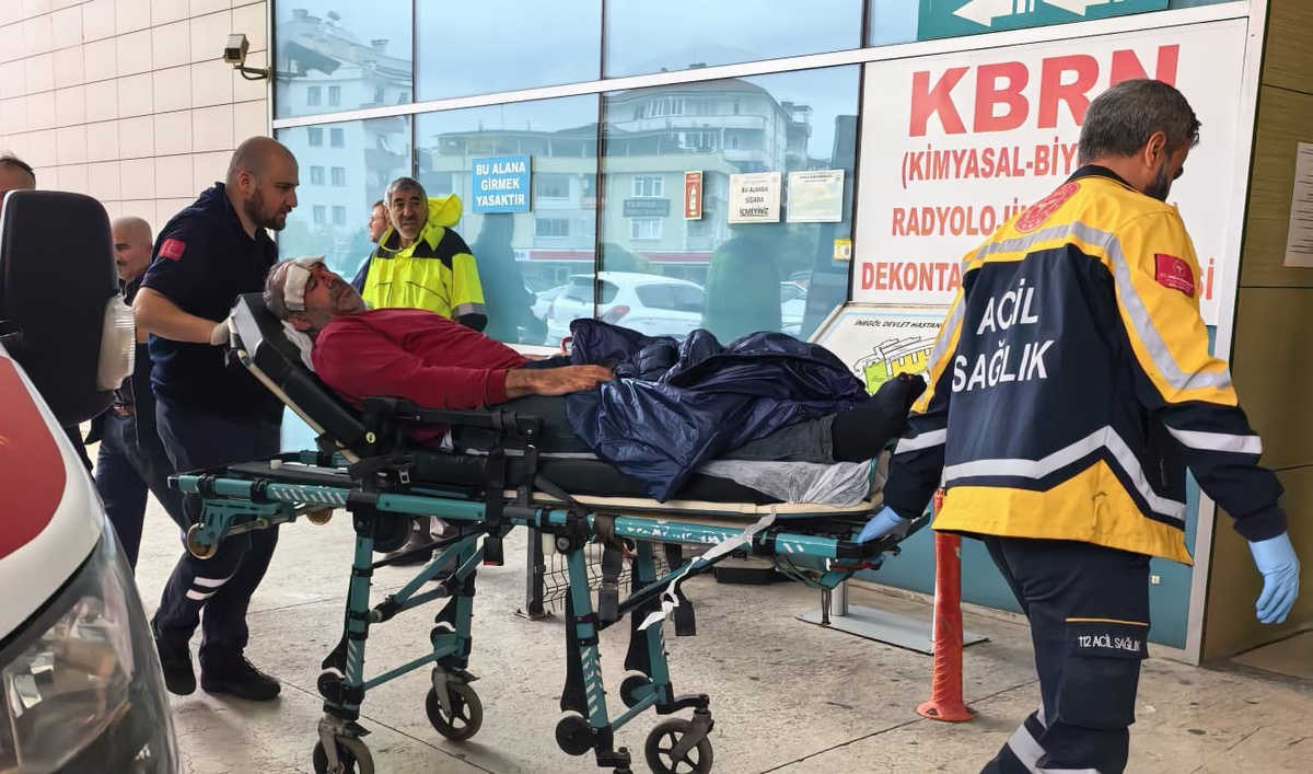 Bursa İnegöl\'de şeker yüklü TIR yağışta kanala uçtu, sürücü yaralandı