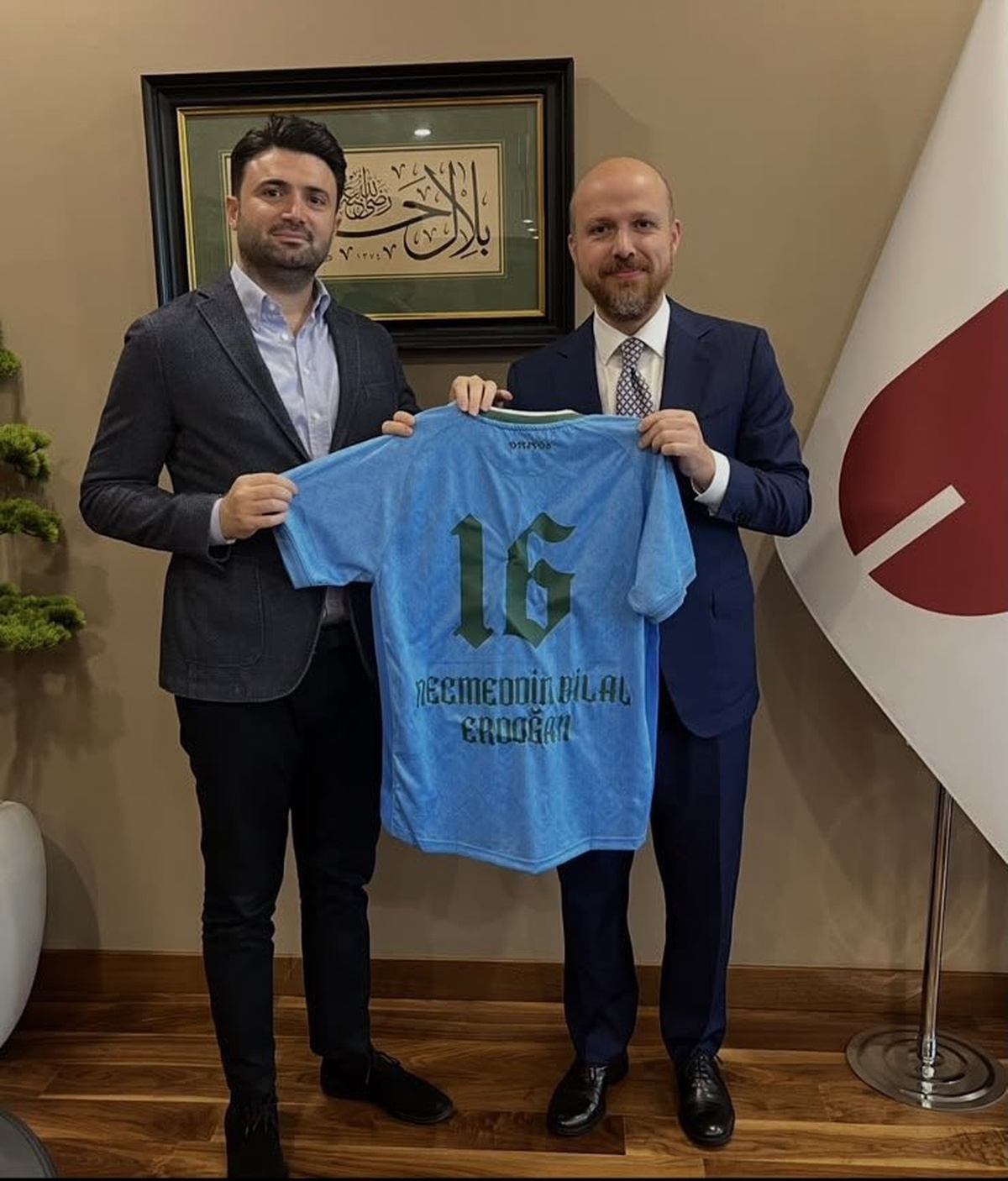 Bursaspor Başkanı Çelik, fethin 700. yılı formasını Bilal Erdoğan\'a takdim etti