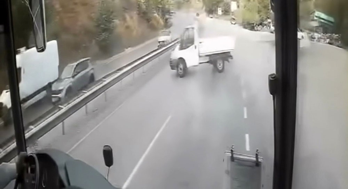 Çankırı\'da spin atan kamyonet bariyerlere çarptı, kaza anı otobüs kamerasına yansıdı