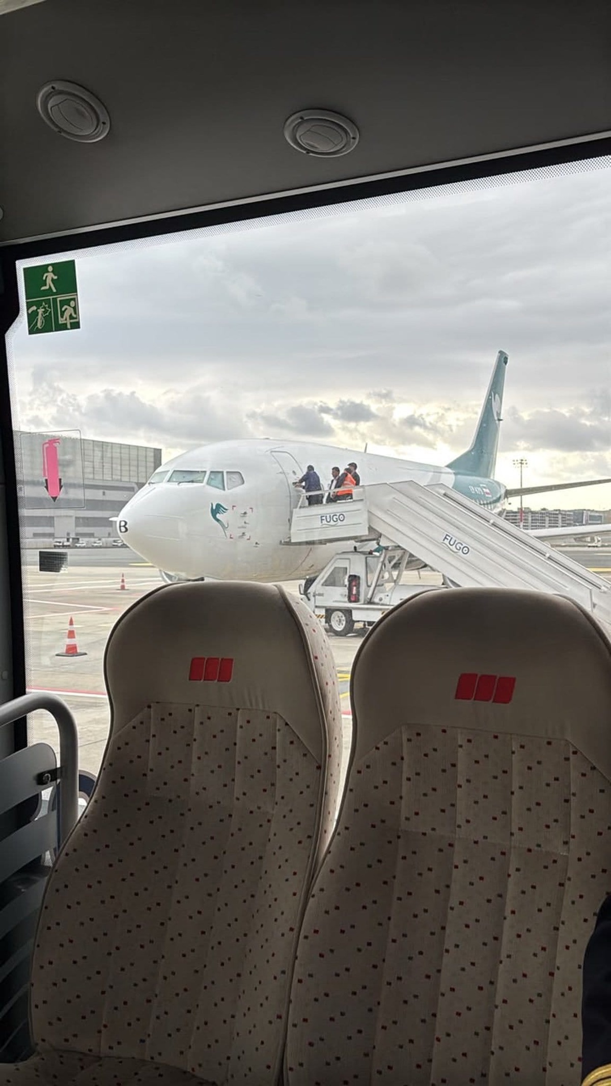 3 milyon avro borçla haczedilen Caspian Airlines uçağından yolcular indirildi