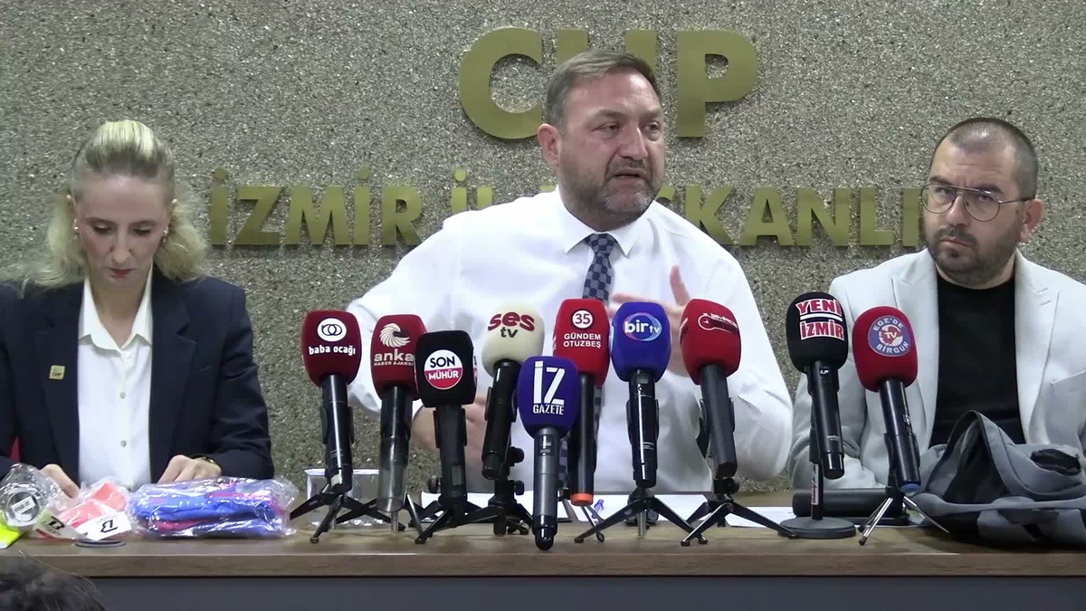 CHP İzmir İl Başkanı Gümrükçü, okul çantasının 2 bin 500 lira olduğunu söyledi