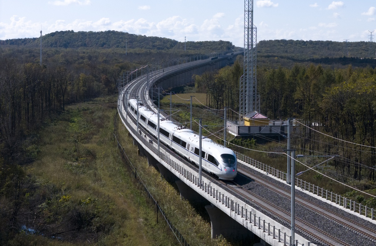 Heilongjiang\'da donmuş topraklardan geçen en kuzeydeki hızlı tren hattı hizmete girdi