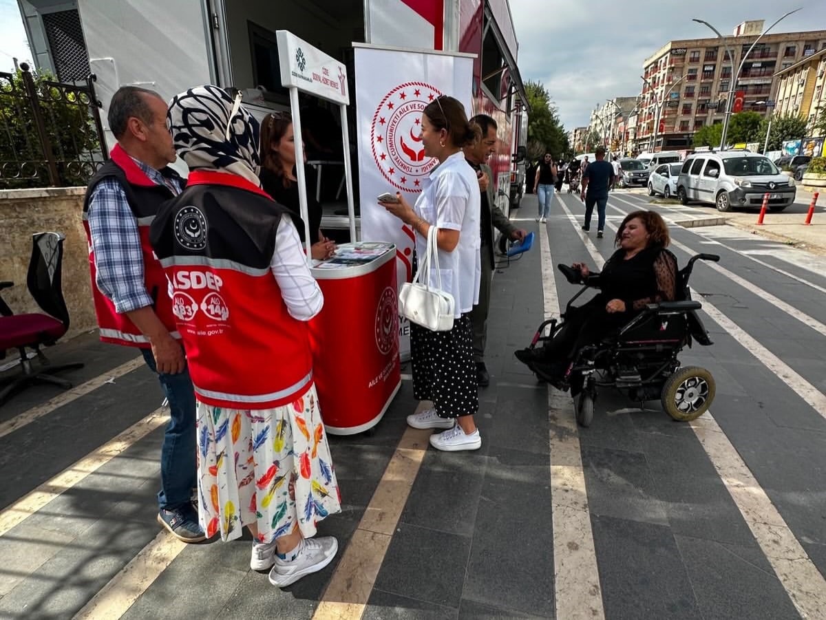 Cizre Kaymakamlığı önünde mobil araçla sosyal yardım programları tanıtıldı