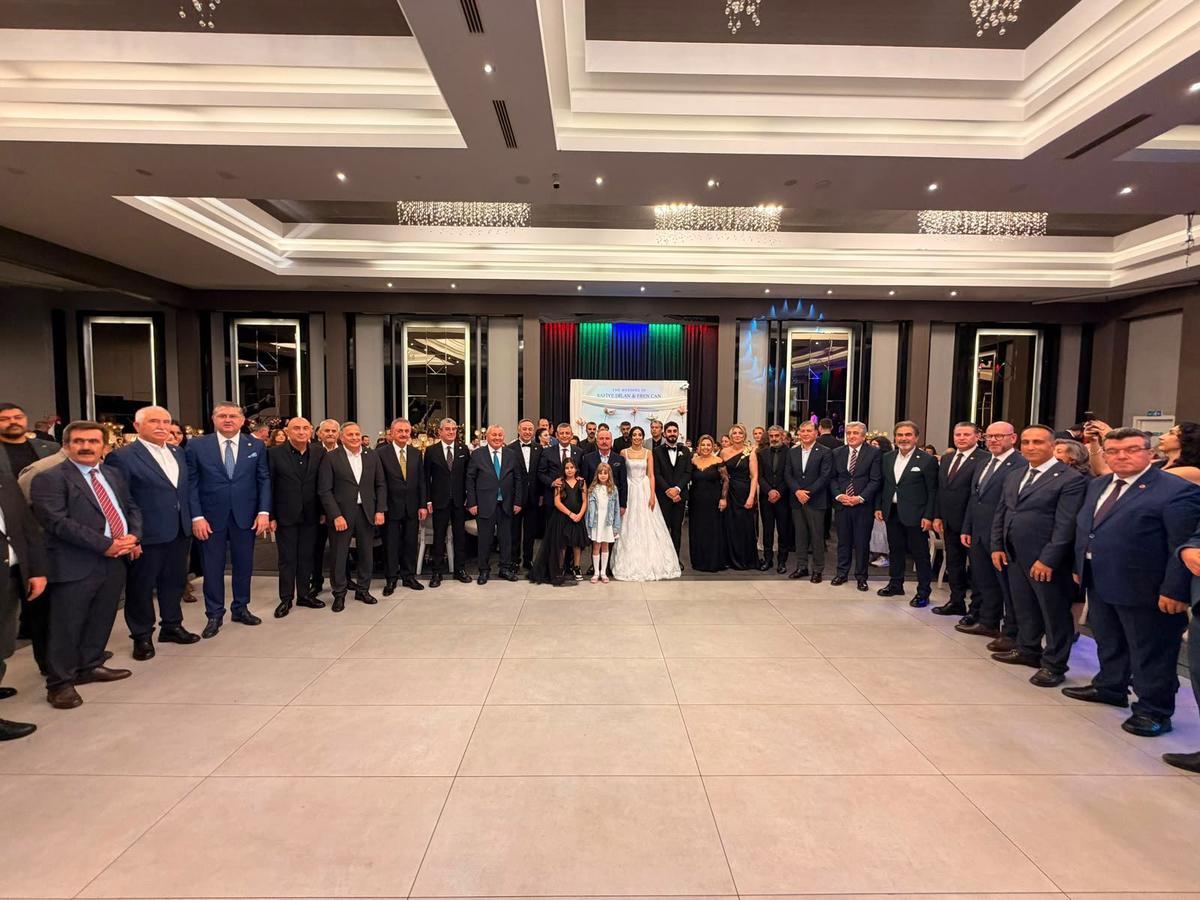 Çorum\'da Mehmet Tahtasız\'ın kızının düğününe Özgür Özel de katıldı