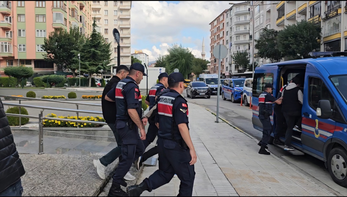 Çorum\'da 29 kilo 250 gram esrarı alırken suçüstü yakalanan 4 şüpheli tutuklandı