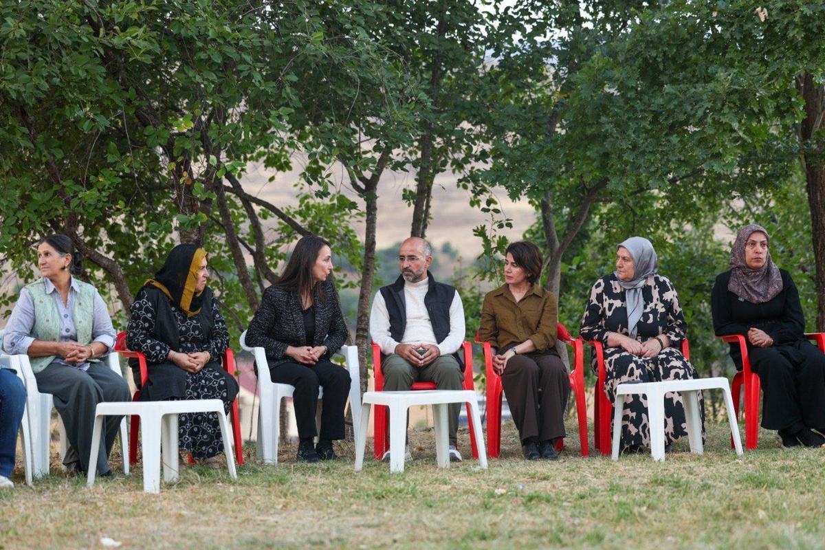 30 yıl sonra tahliye edilen dört kişi, DEM Partili Hatimoğulları ile bir araya geldi