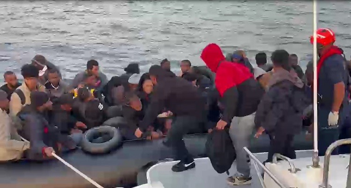 Didim açıklarında Sahil Güvenlik botu lastik bottaki 60 düzensiz göçmeni durdurdu