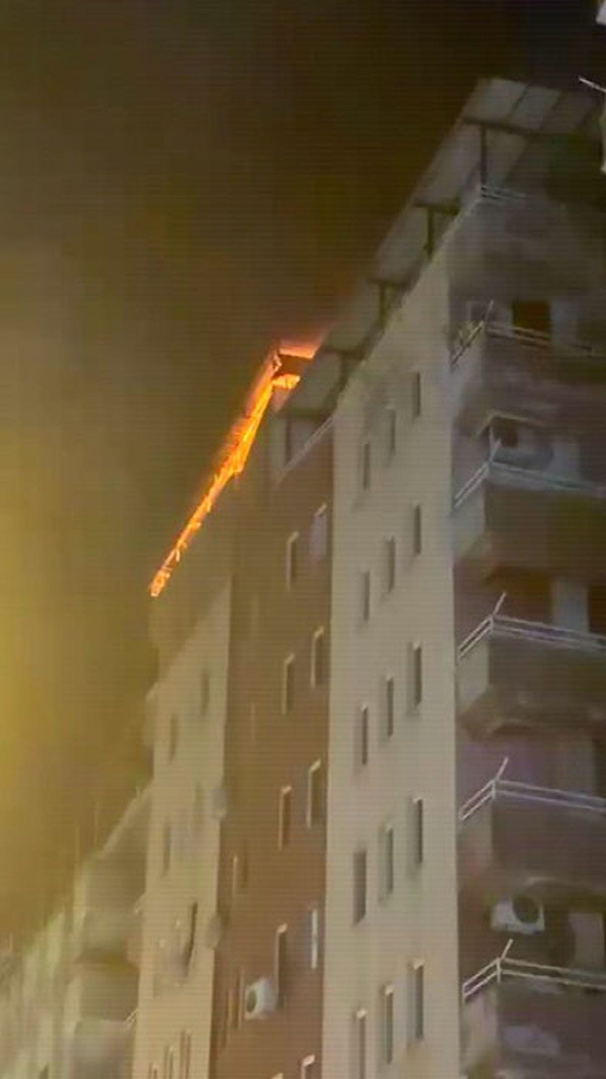 Diyarbakır Yenişehir\'de rüzgarla yayılan çatı yangını 8 katlı apartmanda söndürüldü
