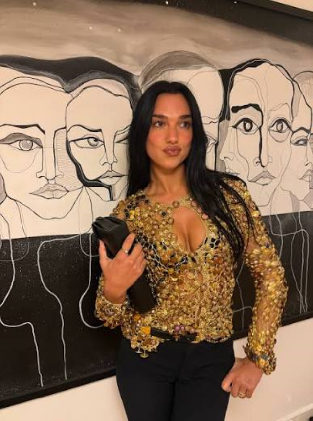 Dua Lipa kuzeninin düğününde döktürdü! Başındaki bardakla dans etti