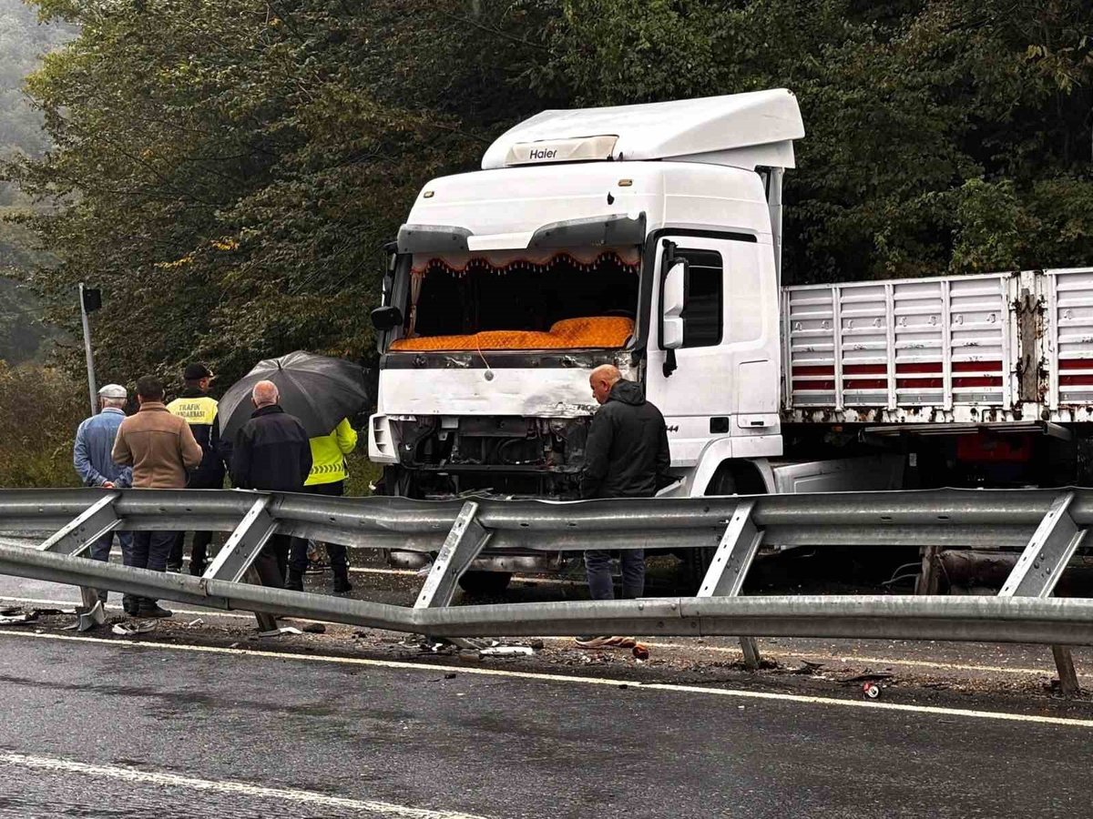 Düzce Akçakoca\'da tır makasladı, kapanan yolda trafik kilitlendi, yaralanan olmadı
