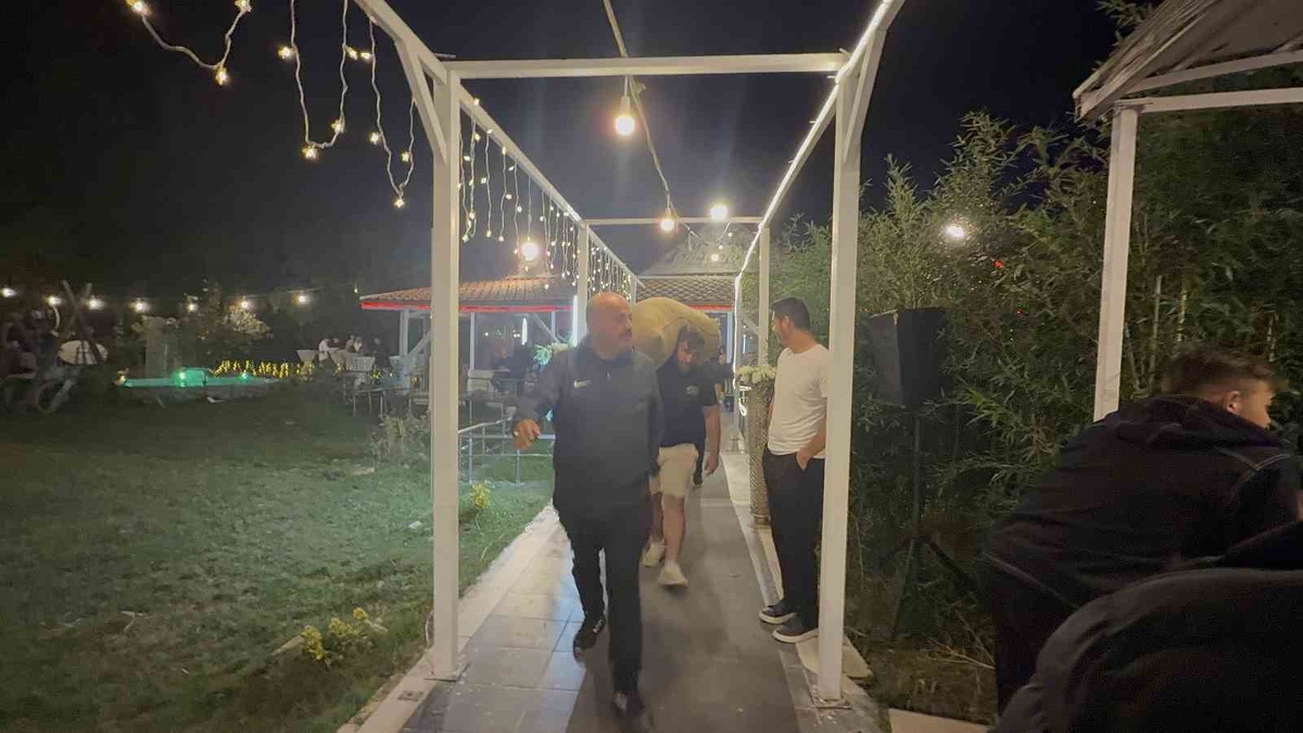 Düzce\'de düğünde damadın esnaf yakınları takı yerine çuval fındıkla sürpriz yaptı