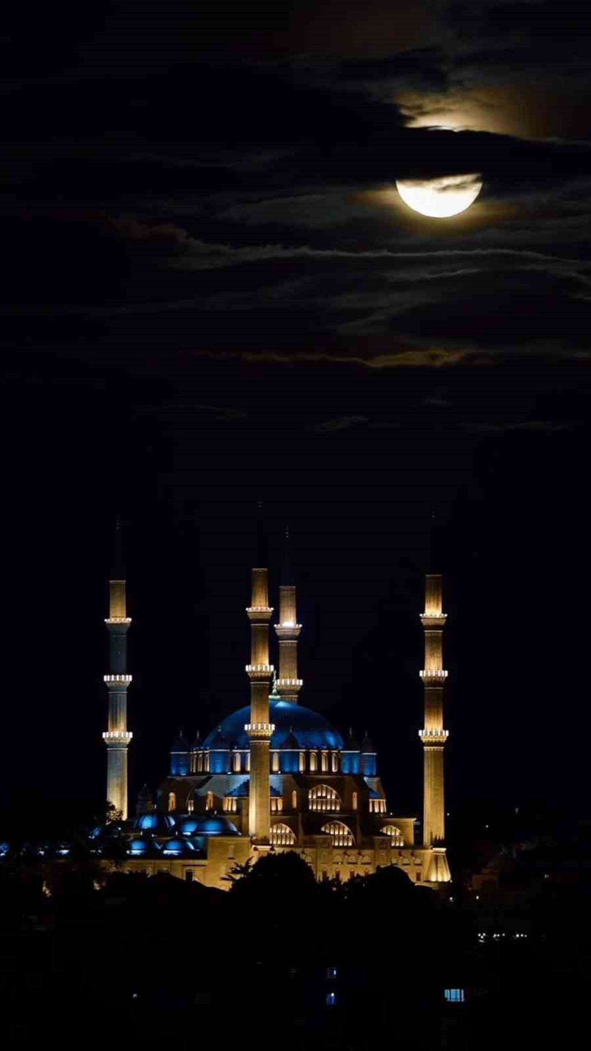 UNESCO listesindeki Selimiye Camii, parçalı dolunayla aynı karede buluştu