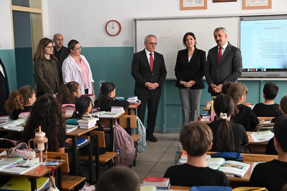 Edirne Valisi Yunus Sezer, okulda devamsızlık ve aile durumları hakkında bilgi aldı