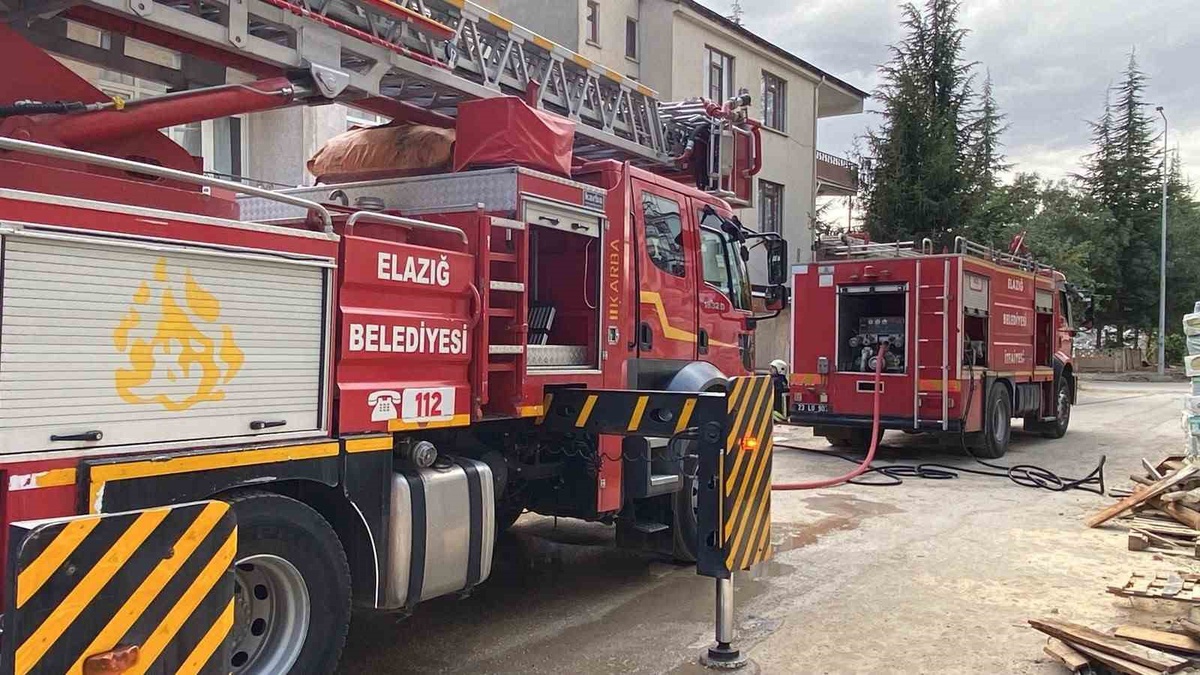 Elazığ\'da 3 katlı binanın çatısında çıkan yangın itfaiye ekiplerince söndürüldü