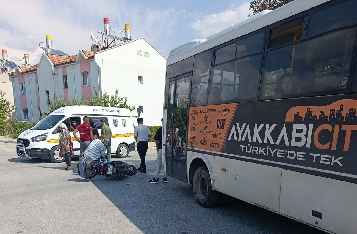 Erzincan\'da midibüsle çarpışan motosikletin sürücüsü yaralanarak hastaneye kaldırıldı.