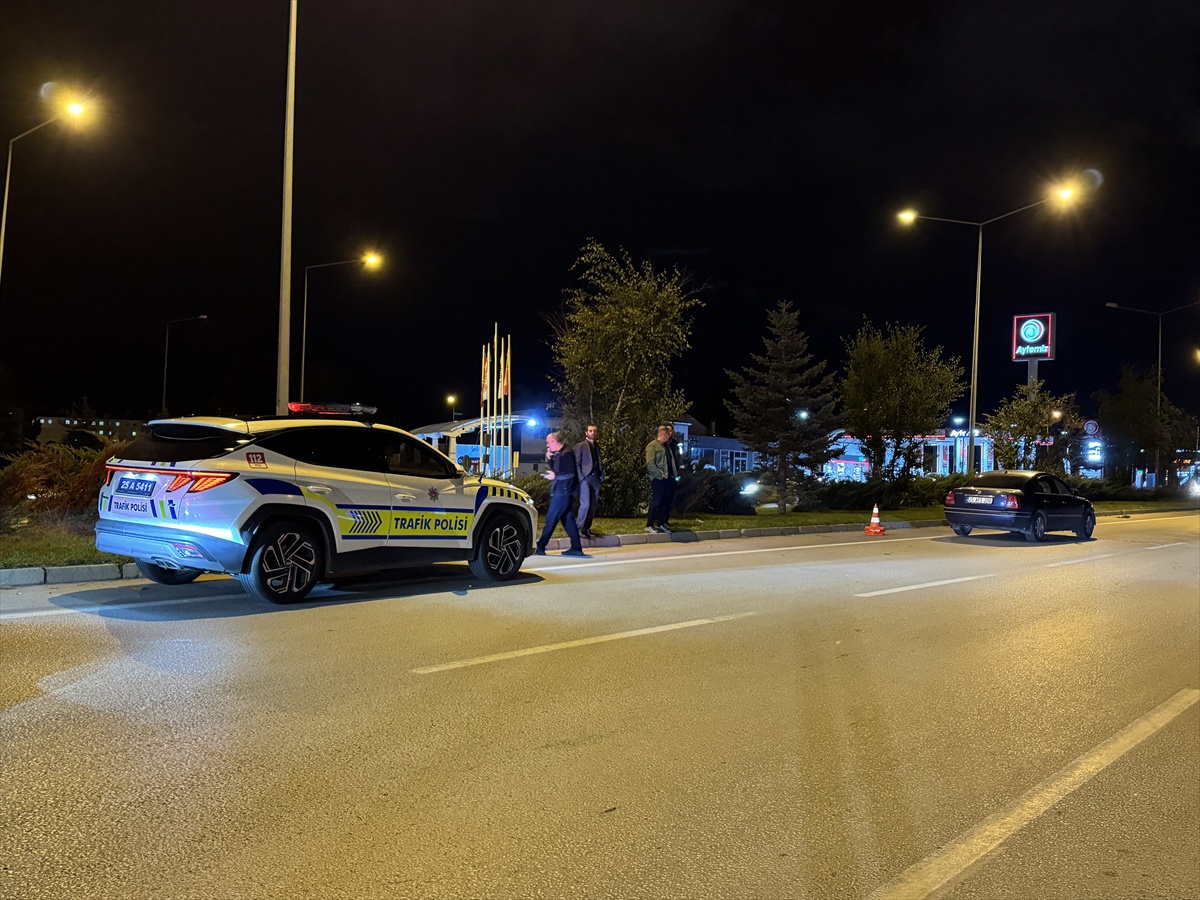 Erzurum Aziziye\'de E-80\'de genç kıza otomobil çarptı; hayati tehlikesi sürüyor