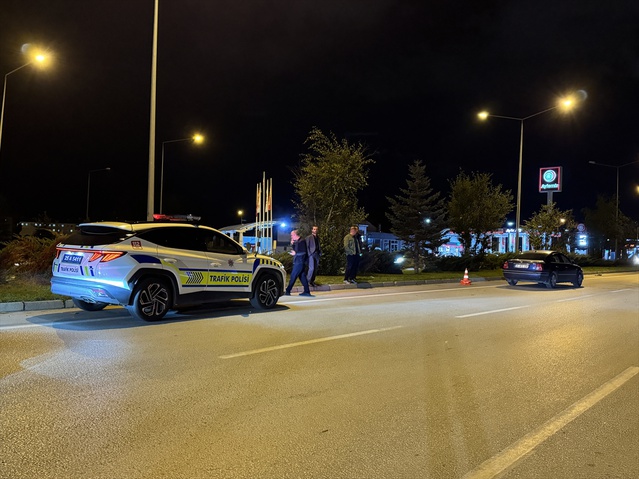 Erzurum Aziziye'de E-80'de genç kıza otomobil çarptı; hayati tehlikesi sürüyor