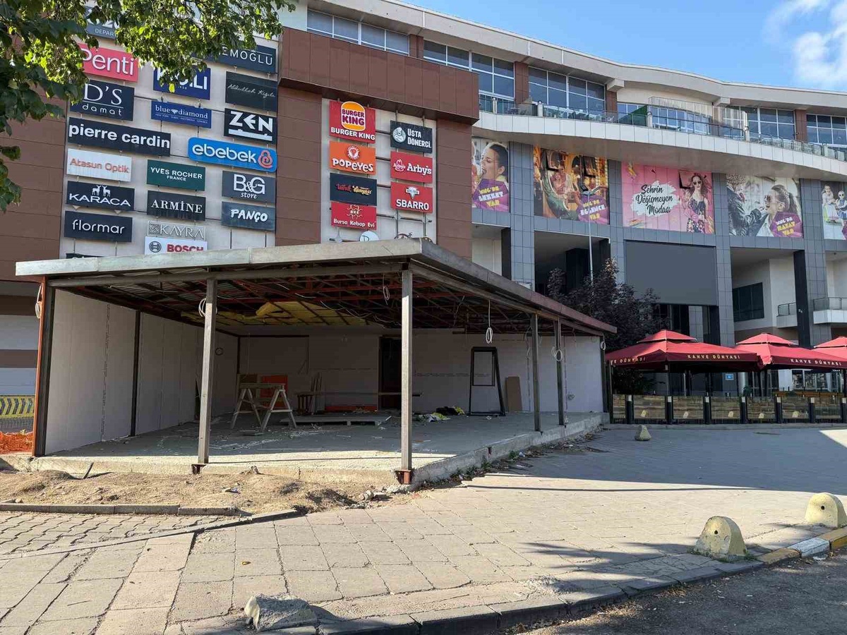 Erzurum Yakutiye\'de MNG AVM\'nin kaldırımına inşa edilen yapı halkın tepkisini çekti