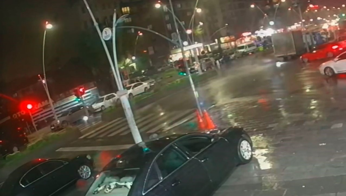 Esenler\'de kaygan yolda motosiklet kamyonetin altına girdi, sürücü hafif yaralandı